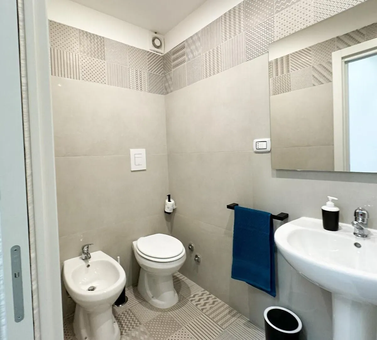 Very Central Apartment Неаполь Италия